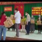 Trao bếp đun tiết kiệm năng lượng cho hội viên, PN xã Trung Hạ