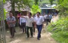  Phó Chủ tịch Thường trực UBND huyện Chu Đình Trọng kiểm tra tiến độ xây dựng Nông thôn mới tại xã Trung Hạ