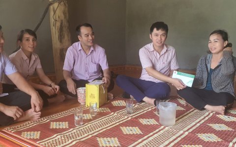 Đại diện NHCSXH huyện Quan Sơn, cùng với lãnh đạo Đảng ủy, HĐND, UBND, UBMTTQ tri ân ngày 27/7